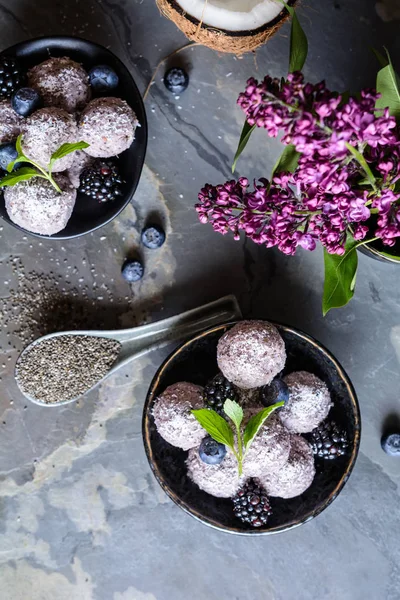 Bile dulci de semințe de chia cu afine și piure de mure — Fotografie, imagine de stoc