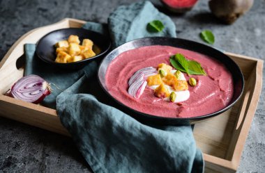 Ekşi krema ve gevrek pişmiş tofu ile Krempancar çorbası