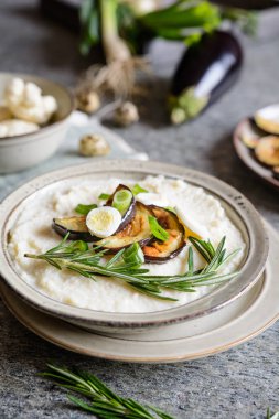 Fırında patlıcan ve bıldırcın yumurtası ile karnabahar püresi