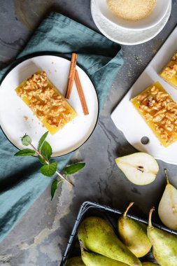 Kepekli hamur ve ceviz ile Armut çubukları