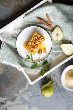 Kepekli hamur, ceviz ve akçaağaç şurubu ile Armut çubukları