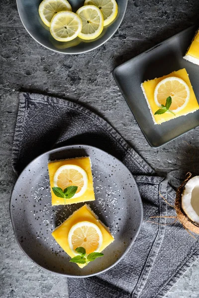 Läckra kokosnöt barer med citron ostmassa — Stockfoto