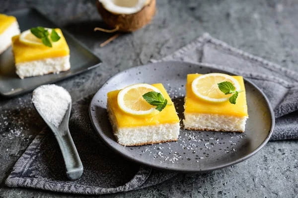 Вкусные кокосовые батончики с лимонным творогом — стоковое фото