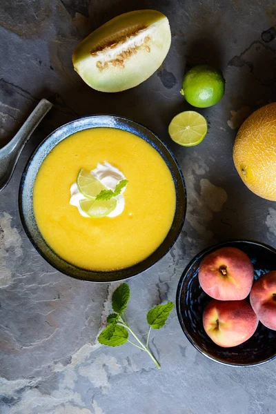 Supă de fructe de vară cu pepene galia și piersici — Fotografie, imagine de stoc