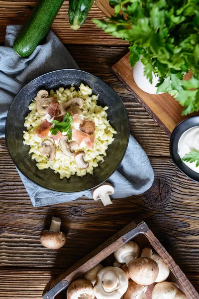 Albóndigas de calabacín con champiñones asados, jamón, queso y crema agria — Foto de Stock