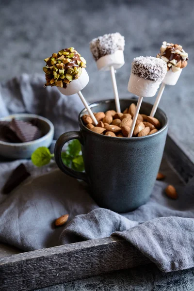 Antep fıstığı, badem ve rendelenmiş cocon ile tatlı marshmallow açılır — Stok fotoğraf