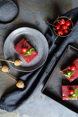 Vişneli muhallebi ile lezzetli haşhaş tohumu kek