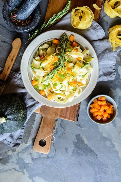 Ensalada de pasta de calabaza con calabacín, queso cheddar y cebolla — Foto de Stock