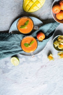 Mango ve Physalis ile soğuk kayısı Smoothie