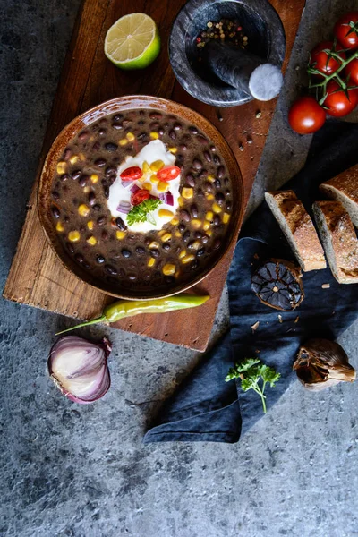 Supă vegetariană de fasole neagră cu porumb, roșii și smântână — Fotografie, imagine de stoc