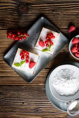 Kırmızı frenk üzümü ve ahududu reçeli dolgulu Linzer lor çubukları
