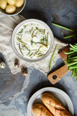 Seramik bir kapta patates ve dereotu ile süt yeşil fasulye çorbası