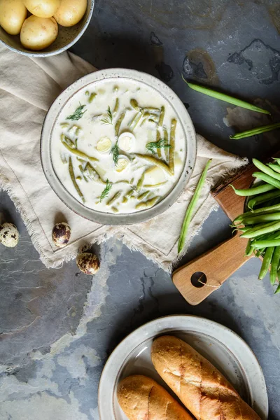 Sopa de judías verdes con papas y eneldo en un tazón de cerámica — Foto de Stock