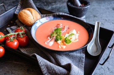 Salmorejo, Serrano jambon ve yumurta ile soğuk domates çorbası, pasta ile servis