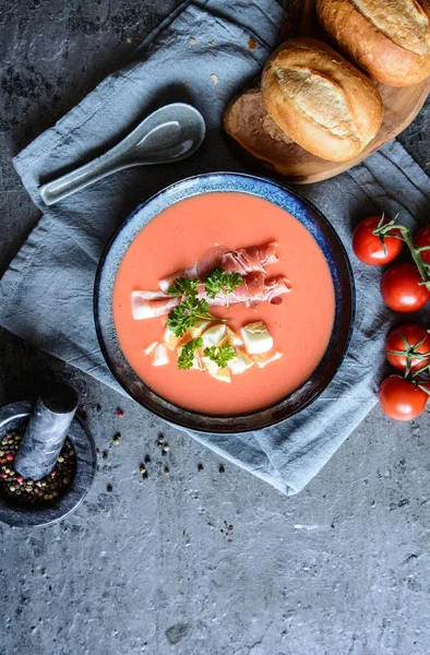 Salmorejo, supă rece de roșii cu șuncă și ouă Serrano, servită cu patiserie — Fotografie, imagine de stoc