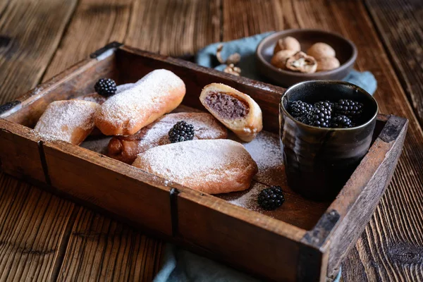 Patiserie prăjită dulce cu umplutură de mure și nuci — Fotografie, imagine de stoc