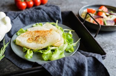 Sebze garnitür ile kızarmış beyaz börek tava kabak dilimleri