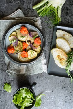 Sebze garnitür ile kızarmış beyaz börek tava kabak dilimleri