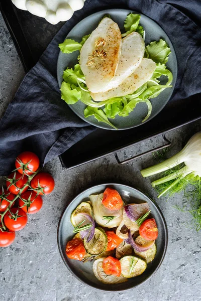 Sebze garnitür ile kızarmış beyaz börek tava kabak dilimleri