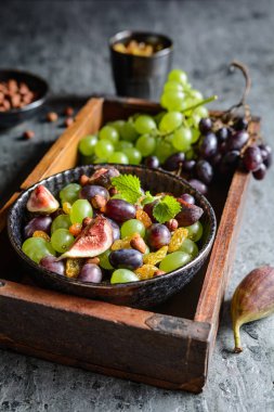 Yeşil ve kırmızı üzüm, jumbo altın kuru üzüm, incir ve fındık ile meyve salatası