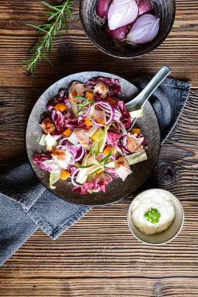 Salată de legume cu cicoare roșie și albă, bucăți de păstrăv coapte, ceapă și squash Hokkaido prăjit — Fotografie, imagine de stoc
