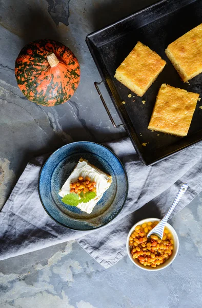Felii de tort de dovleac acoperite cu brânză cremă și compot de cătină de mare — Fotografie, imagine de stoc