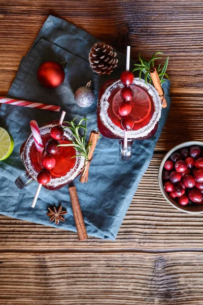 Băutură de Crăciun, vin fiert fierbinte cu afine, var, anason stelar și scorțișoară — Fotografie, imagine de stoc