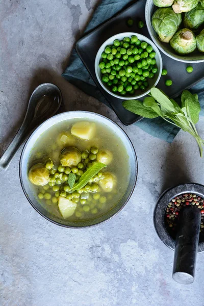 Легкая еда, брюссельская капуста и гороховый суп с картошкой — стоковое фото