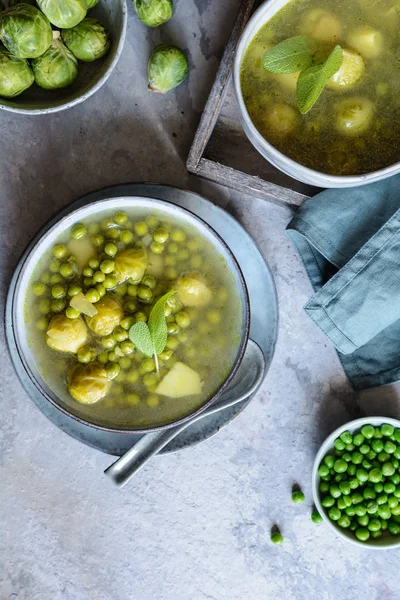 Comida ligera, coles de Bruselas y sopa de guisantes con patatas — Foto de Stock