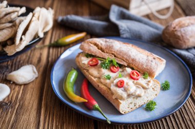 Peynirli ve otlu istiridye mantarı.