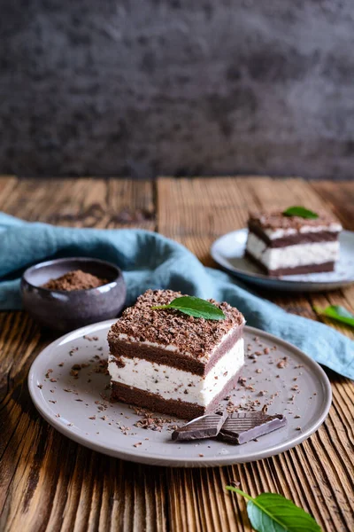 焼きたてのStracciatellaケーキは セラミックプレート上に提供されるチョコレートシェービングを振りかけた — ストック写真