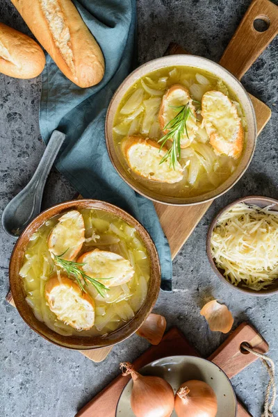 Sopa Cebolla Francesa Clásica Casera Tazón Cerámica Cubierta Con Rebanadas — Foto de Stock