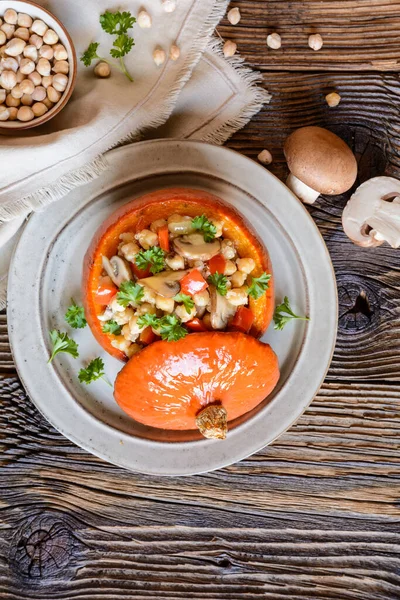 Dovleac Hokkaido Prăjit Umplut Năut Quinoa Ciuperci Piper — Fotografie, imagine de stoc