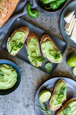 Tofu ve yeşil biberli kremalı vejetaryen ıspanak.