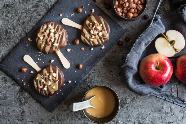 Popsicle Mere Înmuiate Ciocolată Caramel Înmuiate Alune Tocate — Fotografie, imagine de stoc