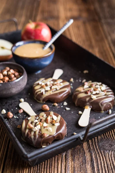 Çikolata Karamelaya Batırılmış Fındıklı Elmalı Dondurma — Stok fotoğraf