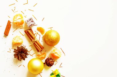 Noel süsleri. Tatil sezonu için Noel kartı. Kopya alanı ile üstten görünüm