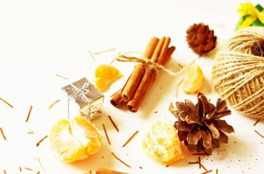 Noel süsleri. Tatil sezonu için Noel kartı. Kopya alanı ile üstten görünüm