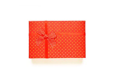  Üstten Görünüm kırmızı hediye kutusu beyaz arka plan üzerinde.