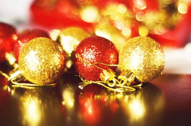  Noel dekorasyon topları. Metin için boş alan