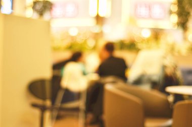 Arka plan bulanık. Kahve oturan insanların bulanık siluetleri