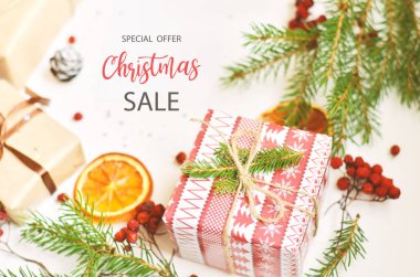 Neşeli Noel satış arka plan ile Noel süsleri.