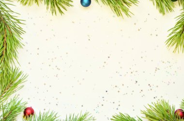 Çam dal ve süsler beyaz zemin üzerine yapılan Noel çerçeve