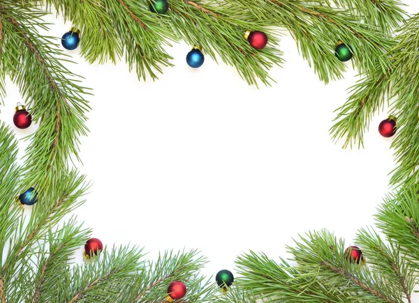 Beyaz Arka Plan Üzerinde Topları Ile Noel Ağacı Dalı — Stok fotoğraf