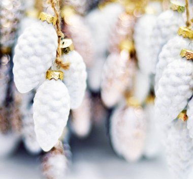 Hediyeler Noel ağacının altında. Noel ağacı arka planda çatı iç kopya üzerinde Noel hediyeleri 