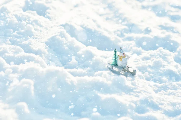 Pupazzo Neve Slitta Con Albero Natale Cumuli Neve Stagione Invernale — Foto Stock