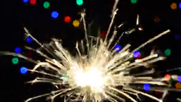 Wunderkerze Eine Hell Sprühende Wunderkerze Auf Bokeh Weihnachtsbaum Hintergrund — Stockvideo