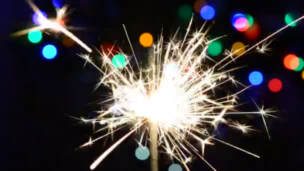 Wunderkerze Eine Hell Sprühende Wunderkerze Auf Bokeh Weihnachtsbaum Hintergrund — Stockvideo