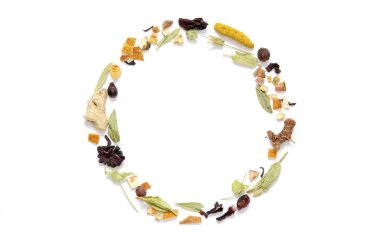 Bitkisel çay, Kuru ot ve meyve ve çilek parçaları çiçeklerle çerçeveli. Üstten görünüm. Kopya alanı