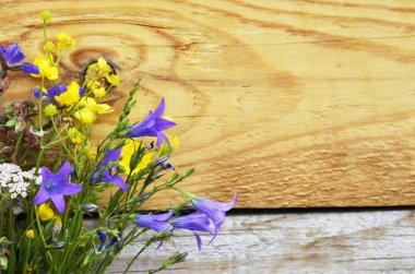 Ahşap arka plan üzerinde alan buket.